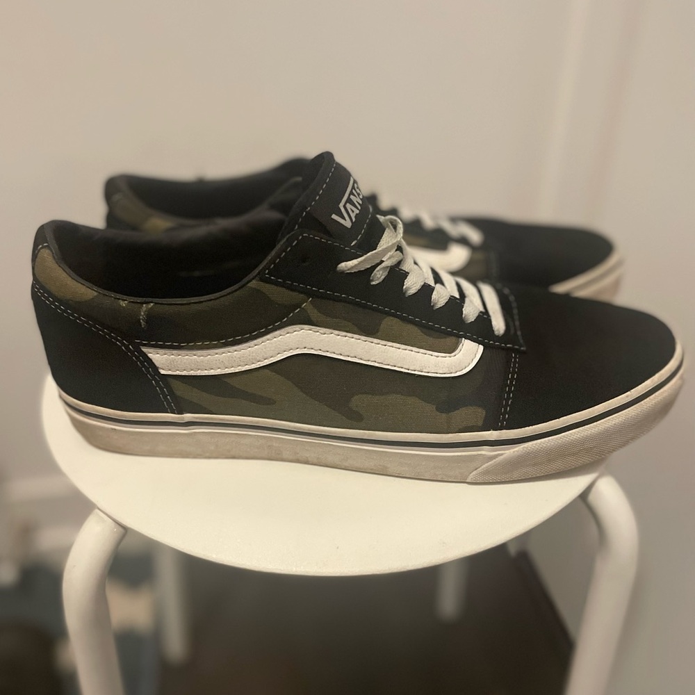 Vans Men's Classic Black and White Sneakers